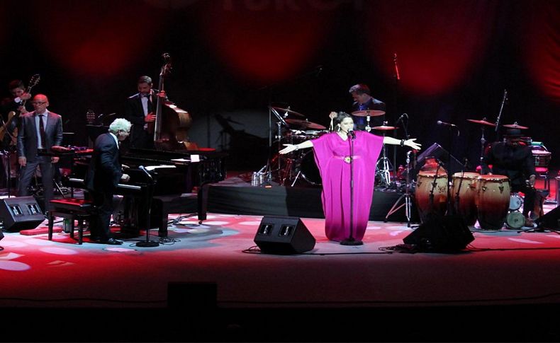 Pink Martini, İzmirli hayranları için söyledi