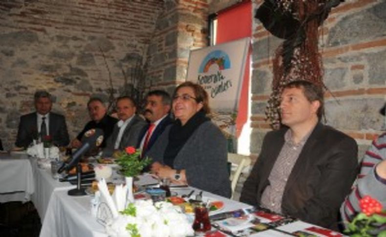 Pekdaş İzmirlileri festivale davet etti