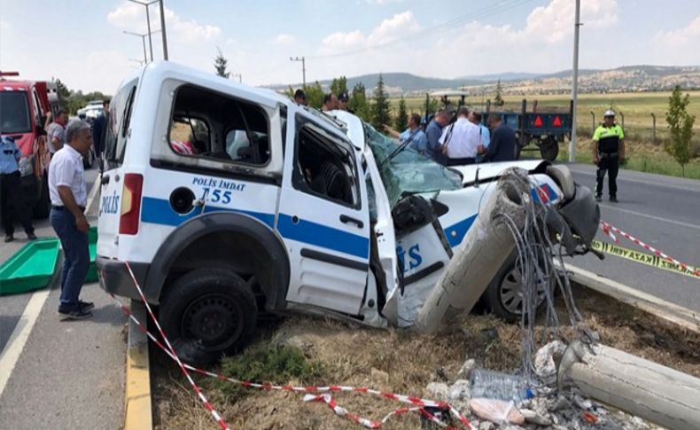 Polis aracı beton direğe çarptı: 1 şehit