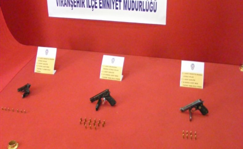 Polis ruhsatsız silahlara el koydu