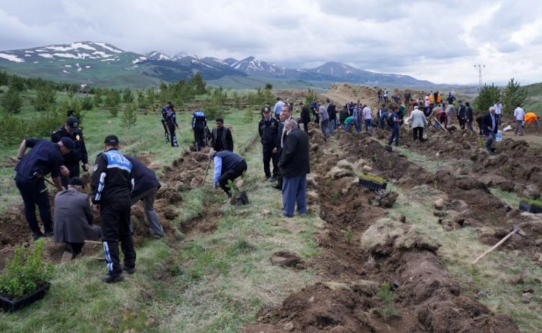 Polis ve vatandaş birlikte hatıra ormanına 900 fidan dikti