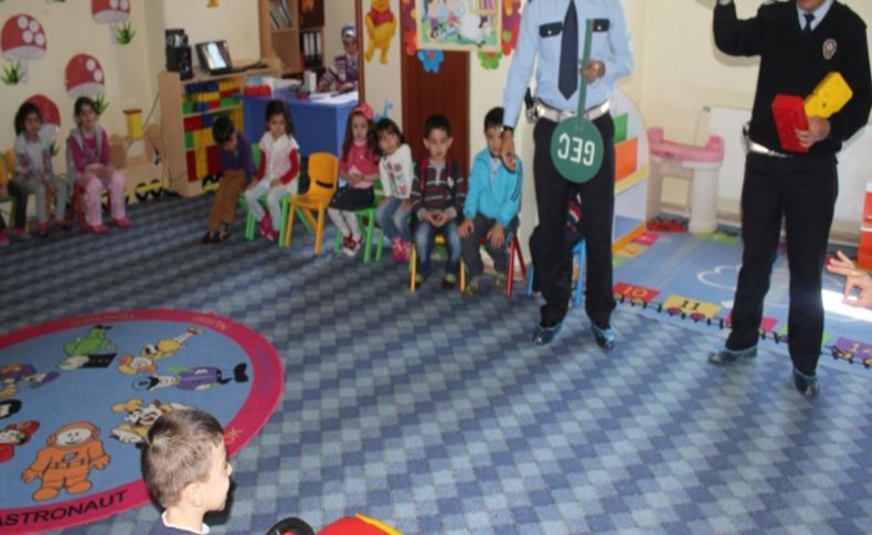 Polisler, çocuklara trafik kurallarını anlattı