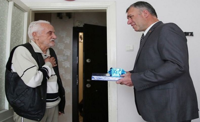 Polisten yaşlı adama özür!