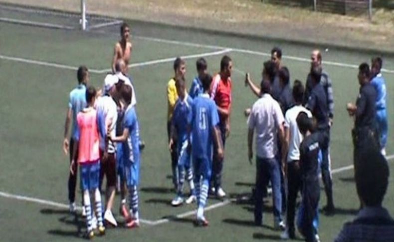 Polisten çocuk futbolculara gaz