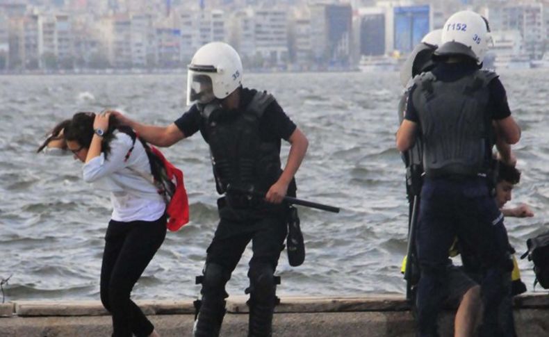 Saç çekip copla vuran polislere şaka gibi ceza!