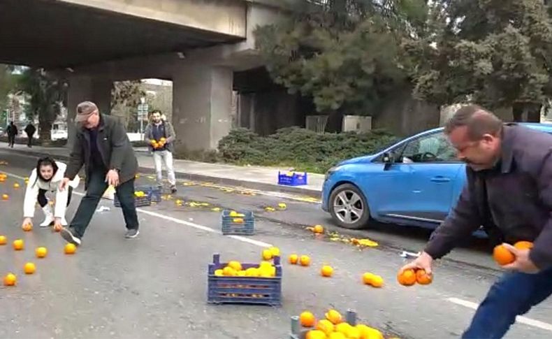 Portakalları yola saçılan kamyonet sürücüsüne yardım ettiler