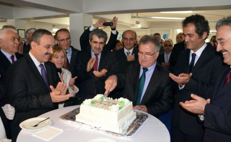 Prof. Dr. Günay, doğum gününde kendi adını taşıyan kütüphaneyi açtı