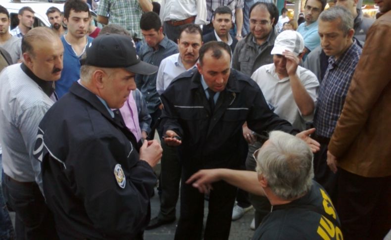 Protestocu vatandaşı linç edilmekten polis kurtardı