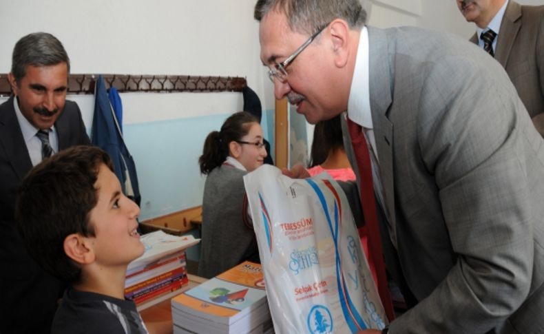 Pursaklar Belediyesi'nin kampanyaları öğrencileri kitapla buluşturuyor