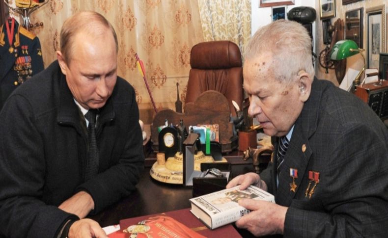 Putin, Kalaşnikov’u ziyaret etti; yeni model silahları inceledi