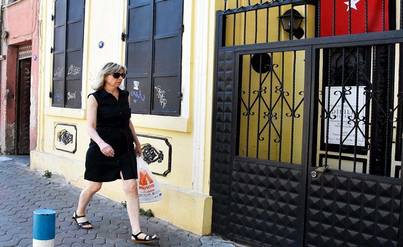 Rahip Brunson'ın eşi, pazar ayini için Diriliş Kilisesi'nde