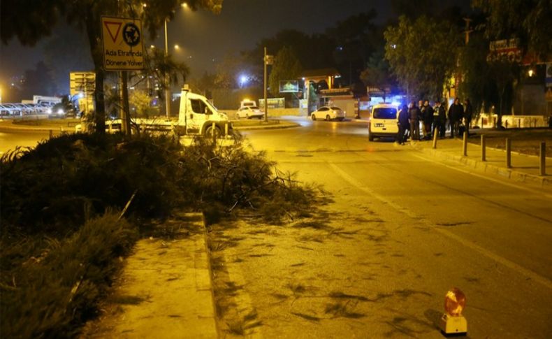 İzmir'de kontrolden çıkan kamyon yan yattı: 1 ağır yaralı