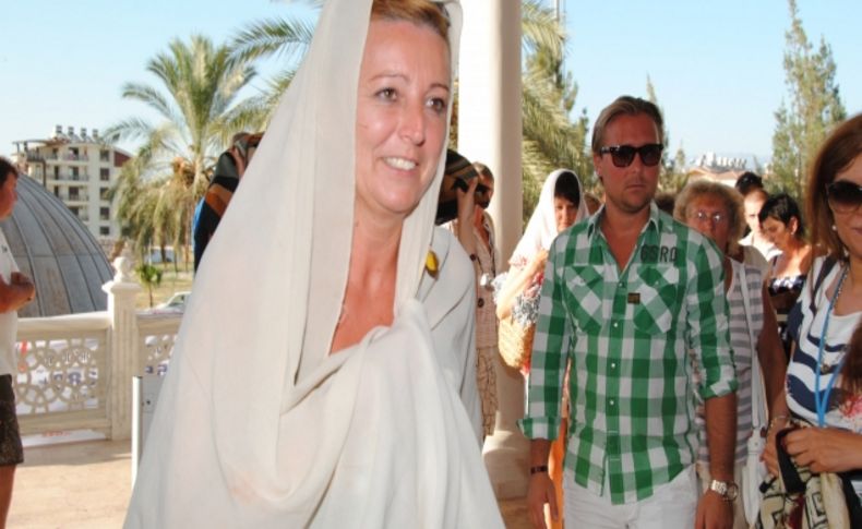 Rehberler, cami ziyaretinde turistlere giydirilecek hatıra elbiseleri bekliyor