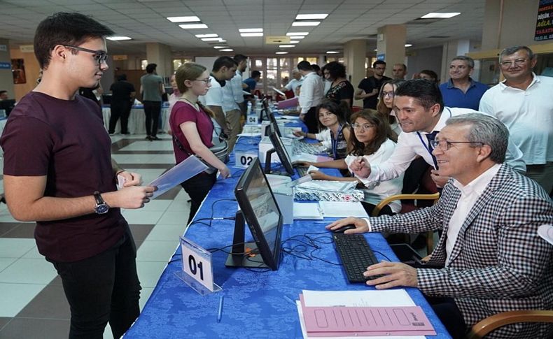 Rektör Budak dereceye girenlerin kayıtlarını yaptı