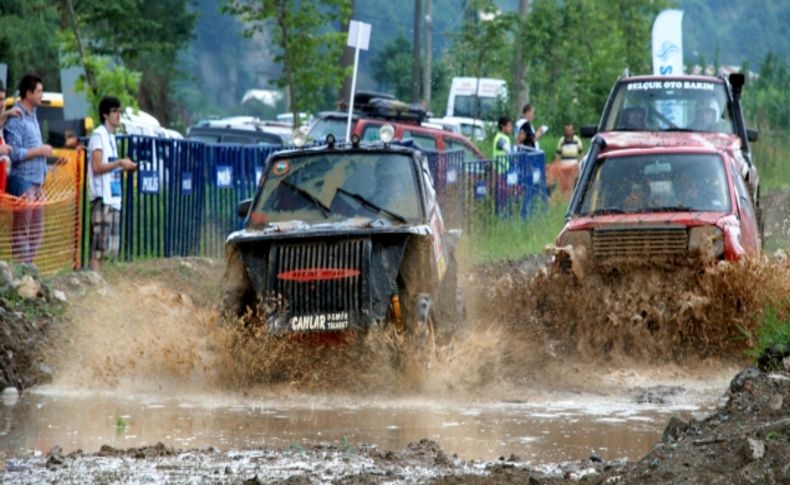 Rize’deki Off Road yarışları nefesleri kesti