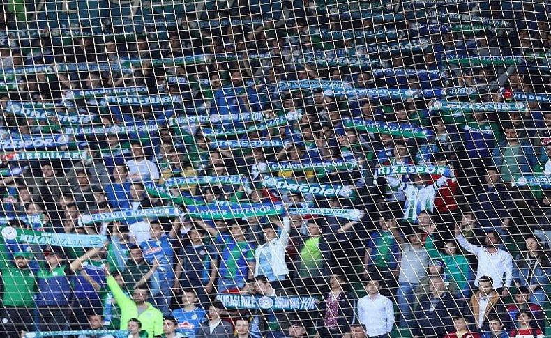 Rizespor ve Göztepe taraftarları karşılıklı İzmir Marşı söyledi