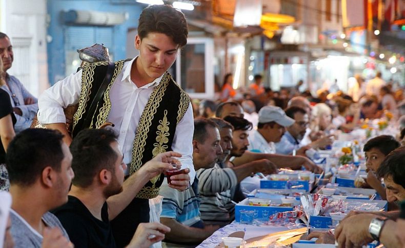 Roman mahallesinde ‘bereket sofrası’ kuruldu
