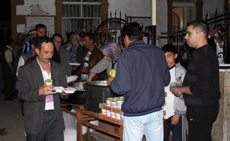 Roman derneği Üç Aylar pilavı dağıttı