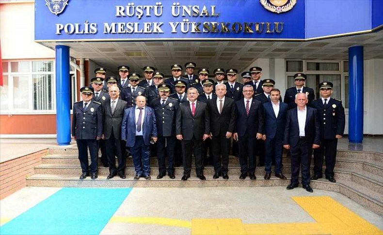 İzmir Rüştü Ünsal PMYO'da mezuniyet sevinci