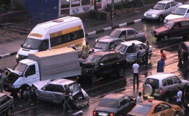 Rusya’da 37 araç birbirine girdi, 25 kişi yaralandı