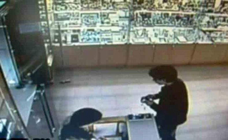 Rusya’da saatçide kapkaç kamerada