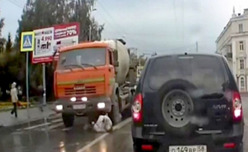Rusya’da yaşlı kadın kamyonun altında kaldı