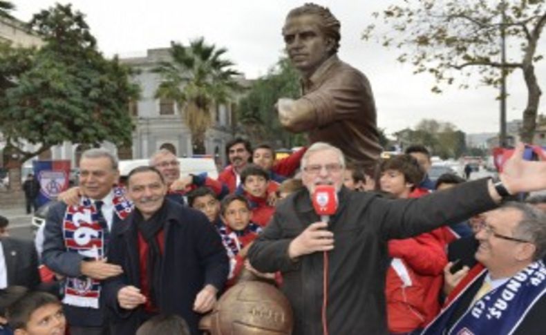 İzmir’in yetiştirdiği unutulmaz futbolcunun heykeli dikildi