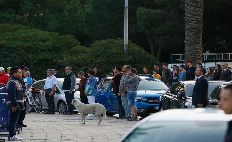 Saatler 09.05'i gösterdiğinde... İzmir'de hayat durdu