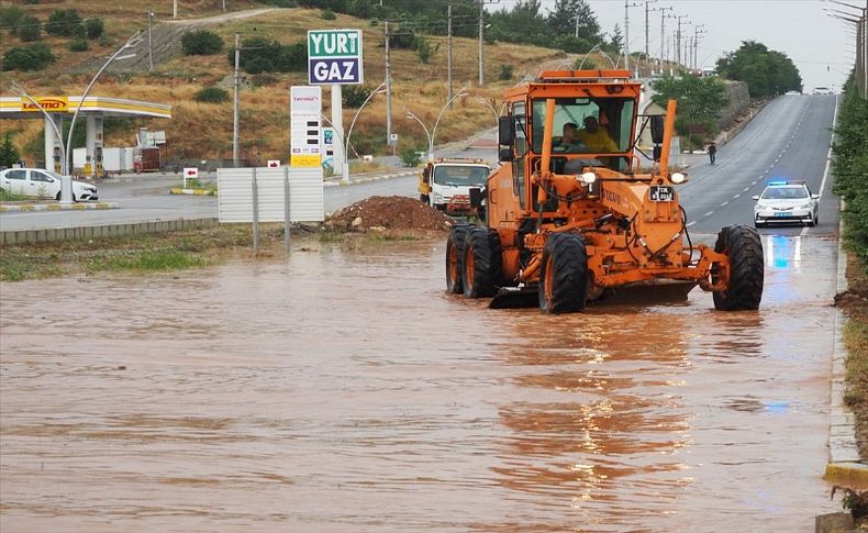 Sağanak İzmir yolunu kapattı