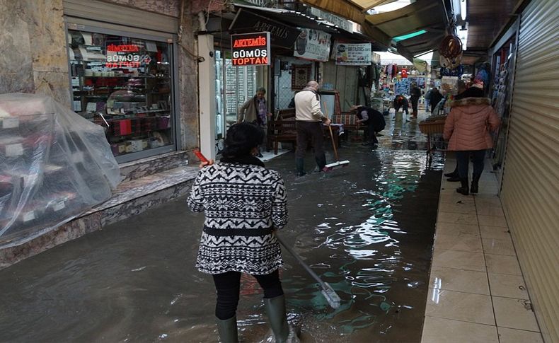 Sağanak Kemeraltı Çarşısı'nda su baskınlarına neden oldu