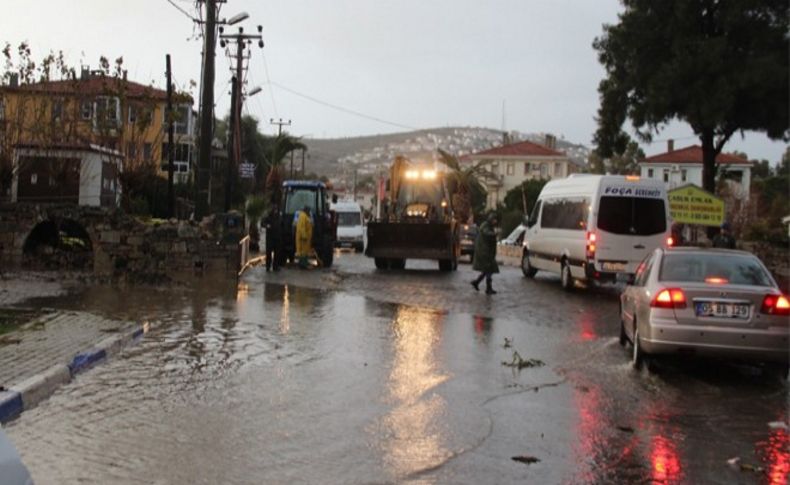 Sağanak yağış Foça'da etkili oldu