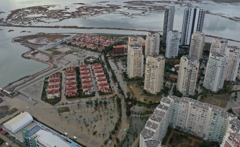 Sağanak yağmur vurdu, vatandaşlar tepki gösterdi