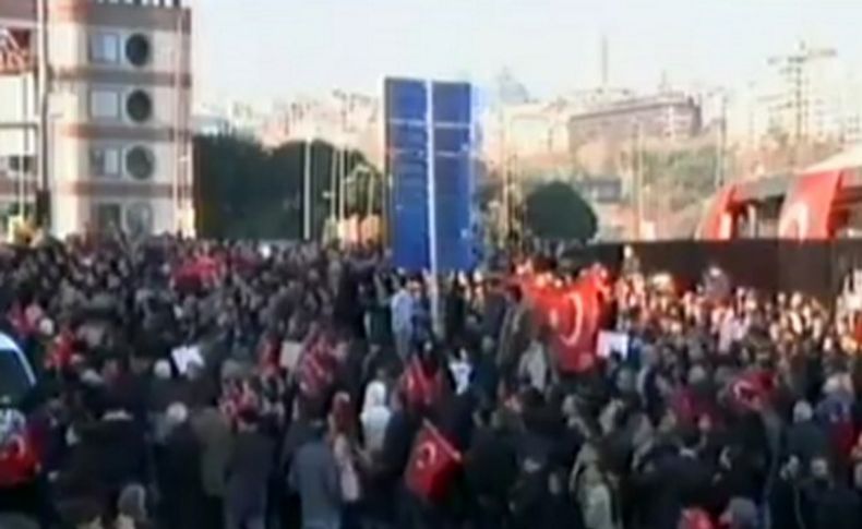 Saldırı noktasında büyük kalabalık