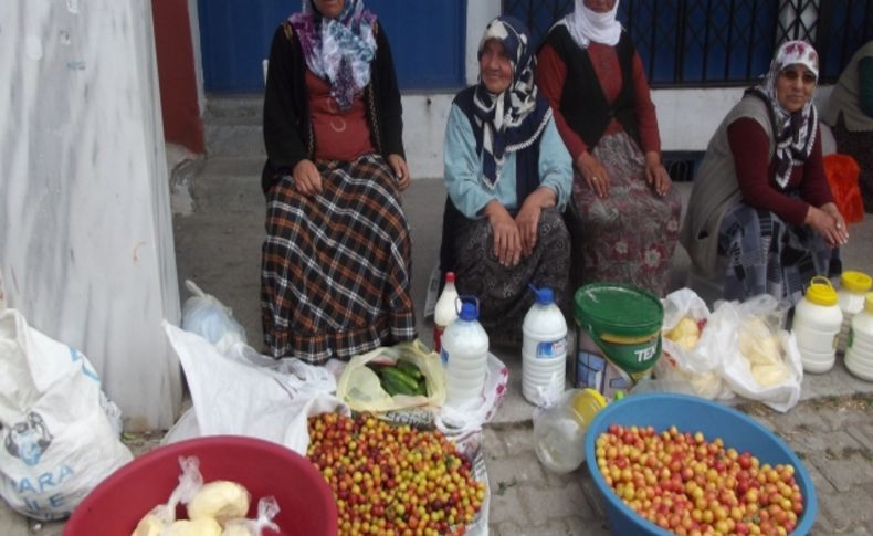 Salı pazarında köy ürünleri yoğun ilgi görüyor