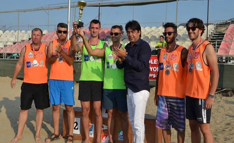 Şampiyon voleybolcular Foça'da kürsüye çıktı