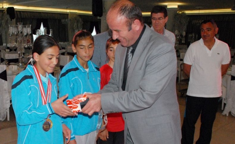 Şampiyon çocuklar ödüllendirildi