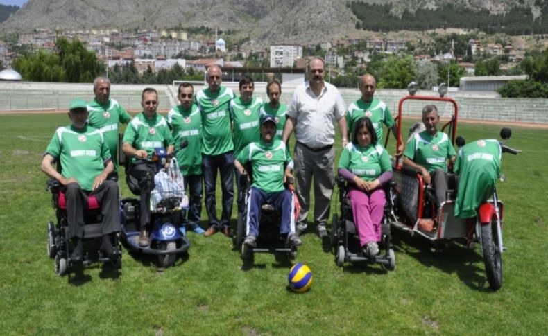 Şampiyon Demir engelli sporculara forma hediye etti