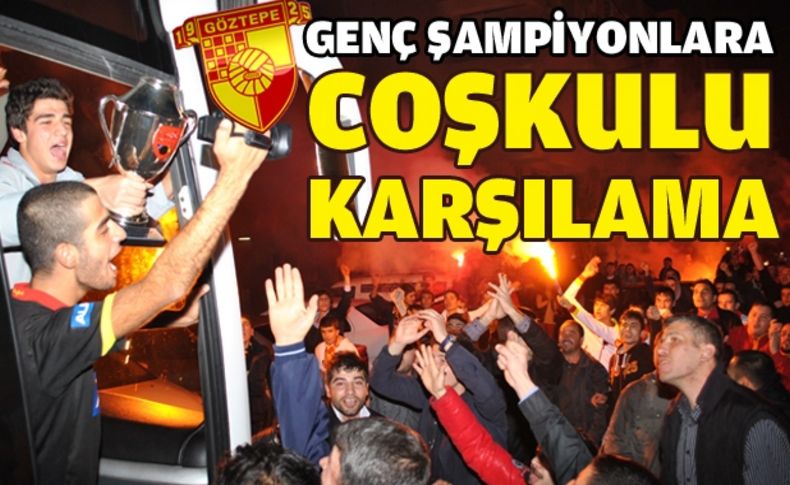 Şampiyon futbolcuları omuzlarda taşıdılar