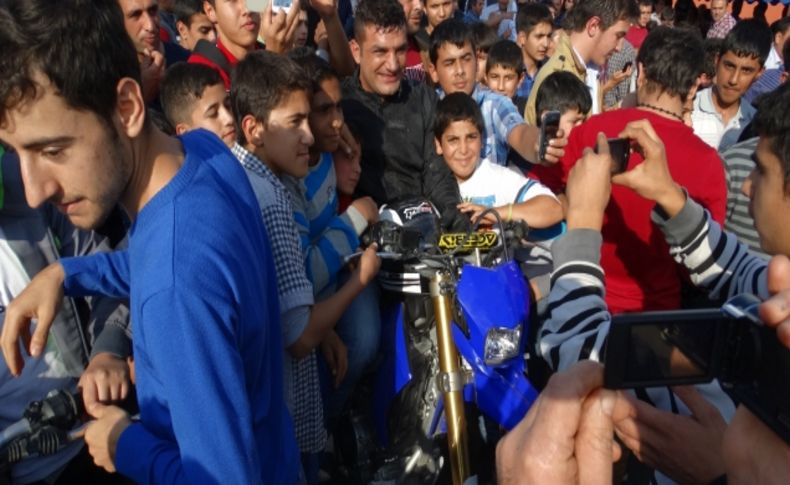 Şampiyon sporcunun motor gösterisi nefesleri kesti