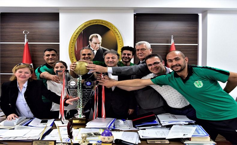 Şampiyonlardan Başkan İduğ'a ziyaret