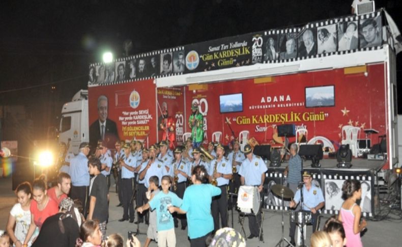 Sanat TIR'ı Remzi Yüreğir Mahallesi’nde binlerce kişiyle buluştu