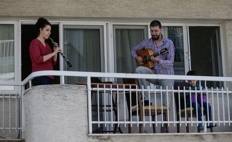 Sanatçı çiftten komşularına 'balkon' konseri