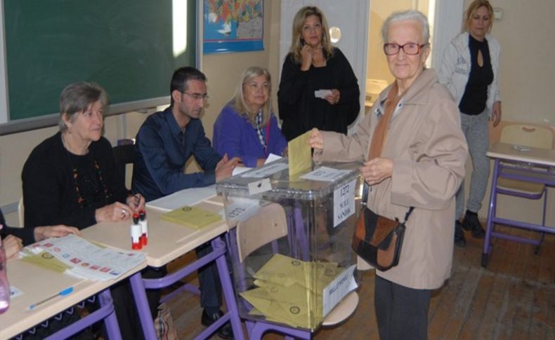 İzmirliler sandık başına gitti