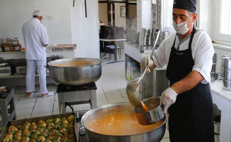 Konak'ta sofralar boş kalmıyor