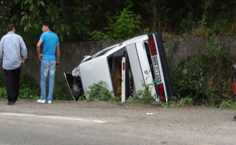 Şarampole devrilen otomobilde 4 kişi yaralandı