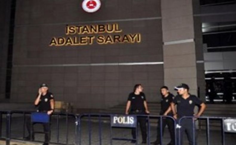 Teslim olan polisler bırakıldı