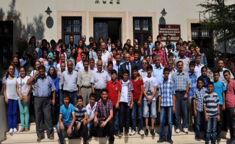 SBS'de ilk 100'e giren öğrencilere veda yemeği