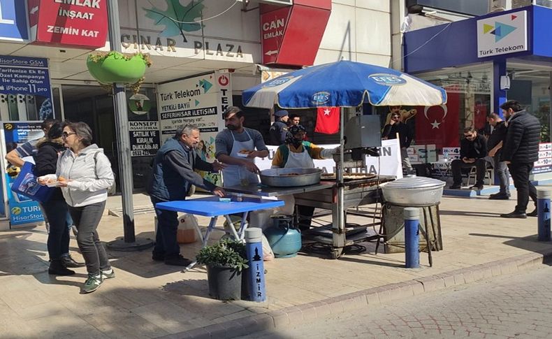 Seferihisar'da şehitler için lokma dağıtıldı