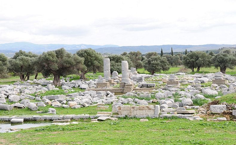 Seferihisar'da tarihi tapınak ayağa kalkıyor