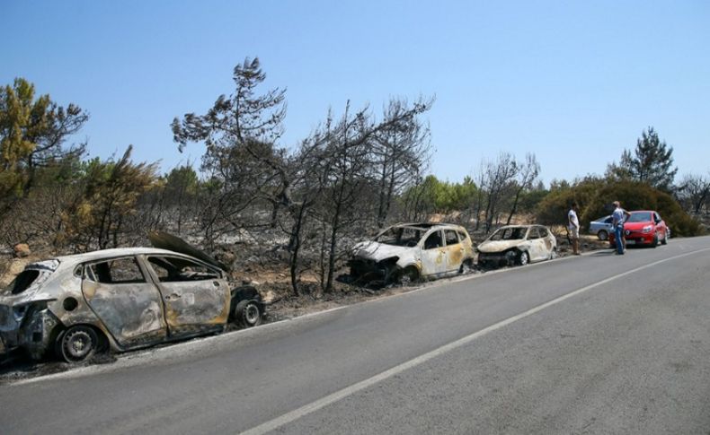 Seferihisar'daki otluk yangınında hasar gören araçlar kaldırılıyor